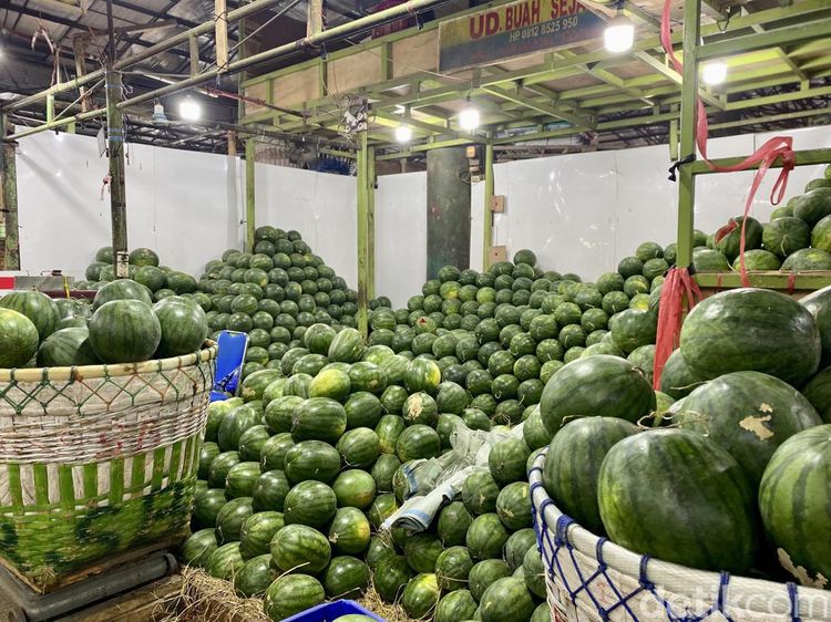Suasana Los Buah di Pasar Induk Kramat Jati yang Menyegarkan