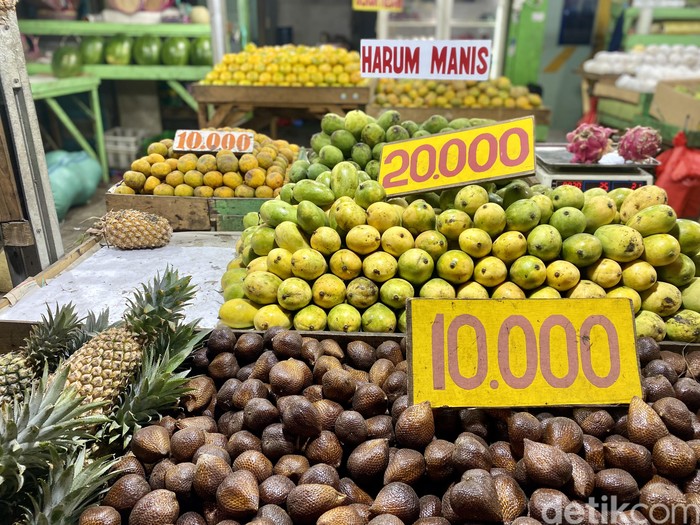 Los buah di Pasar Induk Kramat Jati
