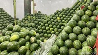 Begitu juga dengan los buah semangka ini. Bahkan jika pasokan penuh, buah semangka ditata menggunung hingga menutupi losnya. Foto: detikcom/Riska Fitria