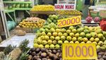 Suasana Los Buah di Pasar Induk Kramat Jati yang Menyegarkan