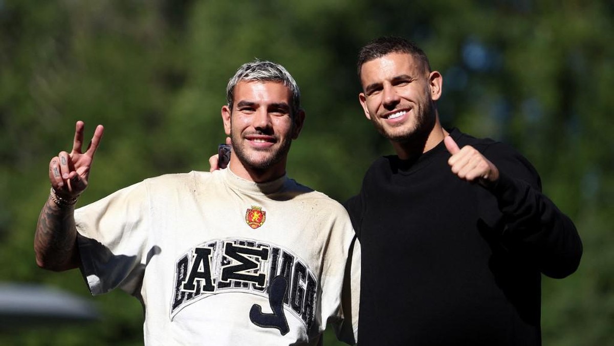 Lucas Hernandez (kanan) ingin bisa main satu klub dengan adiknya Theo Hernandez (AFP/FRANCK FIFE)