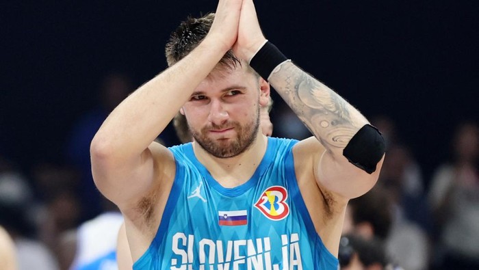 Basketball - FIBA World Cup 2023 - Classification Games 7-8 - Italy v Slovenia - Mall of Asia Arena, Manila, Philippines - September 9, 2023 Slovenia's Luka Doncic applauds fans after the match REUTERS/Eloisa Lopez