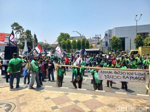 Massa Ojol Tuntut Kenaikan Tarif di Solo: Harga Hemat Buat Driver Melarat