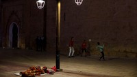 Ada juga yang mengungsi di trotoar kawasan Marrakesh. Reuters/Hannah McKay.  