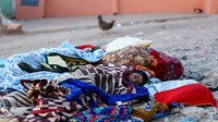 Banyak warga yang memilih tempat terbuka karena takut gempa susulan. Reuters/Hannah McKay.  