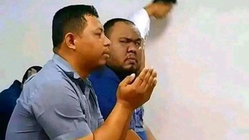 Jadi salah fokus sama bapak yang di sebelahnya. Foto: Twitter/nocontxtnetijen