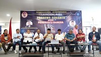 Dalam buku ini mengungkapkan sisi lain mantan komandan jenderal Kopassus TNI Angkatan Darat itu, termasuk kedekatannya dengan para pejuang dan aktivis.  