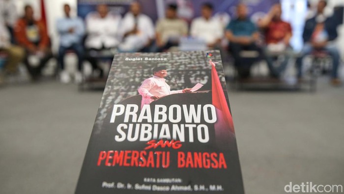 Mengenal Sisi Lain Prabowo dalam Buku Buku 'Prabowo Subianto sang Pemersatu Bangsa' diluncurkan di Jakarta. Sang penulis ingin memperlihatkan sisi lain dari Prabowo Subianto.