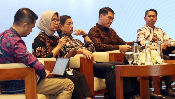 Menhub Budi Karya Hadiri Diskusi GoTransit Mobility Talk GoTransit Mobility Talk berfokus pada cara meningkatkan penumpang angkutan umum diikuti dengan pemaparan hasil riset Pusat Studi Transportasi dan Logistik UGM (Pustral UGM) mengenai integrasi layanan untuk keterpaduan antarmoda transportasi seperti KRL dan ojek online.