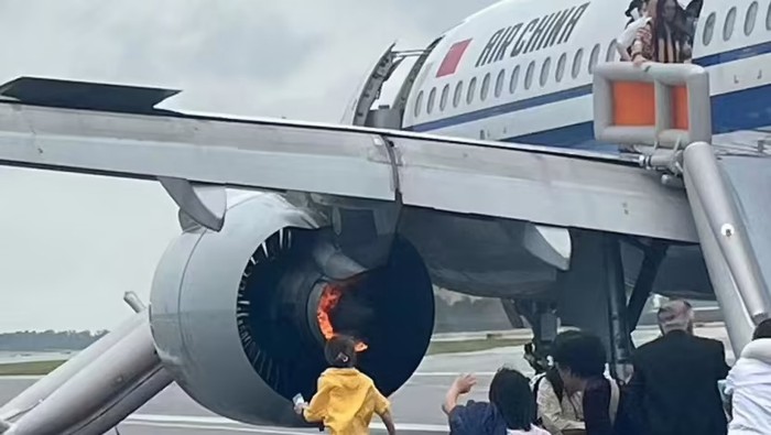Mesin Air China terbakar