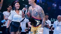Uus juga tak menyangka bisa bertanding dengan salah satu personel band idola yang telah ia dengar sejak SMA itu.Buat Bli Jerinx, respect! Orang yang gua dengerin dari dulu, SMA, gak pernah nyangka. Gua berantem sama dia (JRX). Gila banget ya. Gokil, ketusnya semangat. (Foto: dok. HSS 3 Bali)