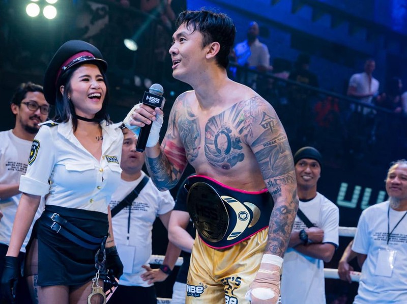 Meski menang, Uus tetap memberi semangat pada Jerinx. Bahkan saat akhir pertandingan, stand up komedian bertubuh jangkung ini memberi pesan menyentuh kepada suami selebgram Nora Alexandra itu agar semangat menjalani program bayi tabung. (Dok HSS 3 Bali)