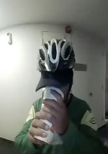 Terlalu Haus, Driver Ojol Ini Teguk Minuman Pesanan Pelanggannya