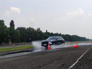 Mitsubishi XForce Punya Drive Mode Wet, Kapan Dipakai?