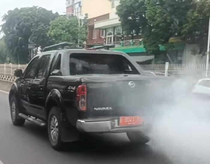 Mobil pelat merah keluarkan asap tebal dari knalpot