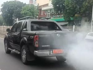 Mobil Pelat Merah yang Keluarkan Asap Tebal Masuk Bengkel