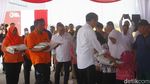 Momen Jokowi Bagikan Bansos Beras 10 Kg