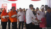 Dalam kesempatan itu, Jokowi memberikan langsung bansos tersebut.
