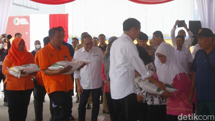 Momen Jokowi Bagikan Bansos Beras 10 Kg Presiden Jokowi meluncurkan bansos beras hari ini untuk 21,3 juta keluarga penerima manfaat (KPM) dan berlangsung selama, September, Oktober dan November.