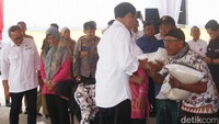 Jokowi meluncurkan bansos beras untuk 21,3 juta keluarga penerima manfaat (KPM).