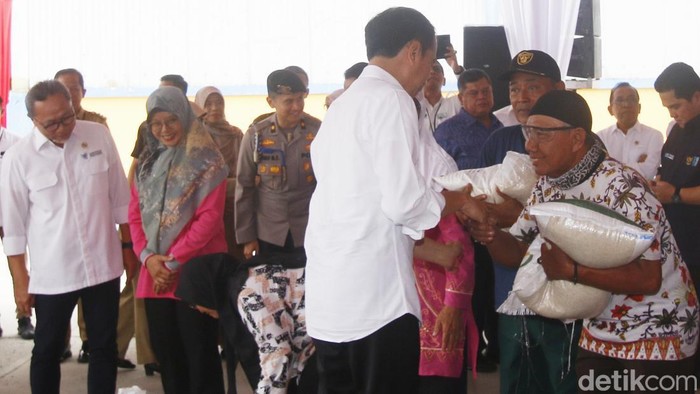 Presiden Jokowi meluncurkan bansos beras hari ini untuk 21,3 juta keluarga penerima manfaat (KPM) dan berlangsung selama, September, Oktober dan November.