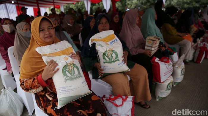 Presiden Jokowi meluncurkan bansos beras hari ini untuk 21,3 juta keluarga penerima manfaat (KPM) dan berlangsung selama, September, Oktober dan November.