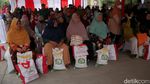 Momen Jokowi Bagikan Bansos Beras 10 Kg