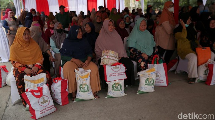 Presiden Jokowi meluncurkan bansos beras hari ini untuk 21,3 juta keluarga penerima manfaat (KPM) dan berlangsung selama, September, Oktober dan November.