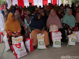 Jokowi Rajin Bagi-bagi Bansos, Luhut: Ngapain Sih Ribut?