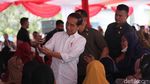 Momen Jokowi Bagikan Bansos Beras 10 Kg