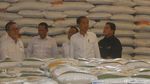 Momen Jokowi Bagikan Bansos Beras 10 Kg