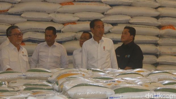 Presiden Jokowi meluncurkan bansos beras hari ini untuk 21,3 juta keluarga penerima manfaat (KPM) dan berlangsung selama, September, Oktober dan November.