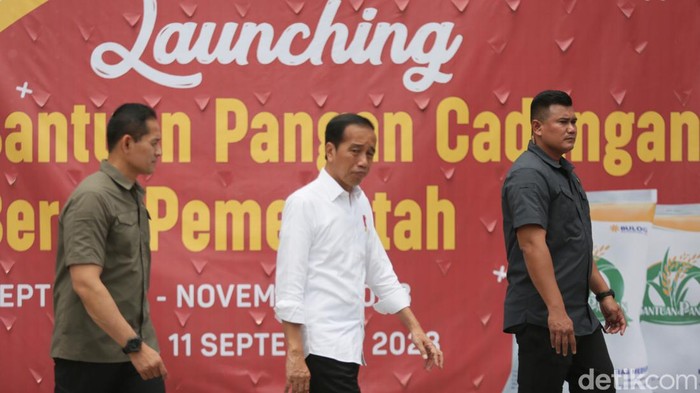 Presiden Jokowi meluncurkan bansos beras hari ini untuk 21,3 juta keluarga penerima manfaat (KPM) dan berlangsung selama, September, Oktober dan November.
