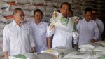 Momen Jokowi Bagikan Bansos Beras 10 Kg