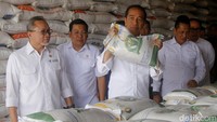 Berdasarkan pantauan detikcom di Gudang Bulog DKI Jakarta dan Banten, Kelapa Gading, Jakarta Utara, Senin (11/9/2023), Jokowi hadir untuk peluncuran beras bansos sekitar pukul 11.30 WIB.