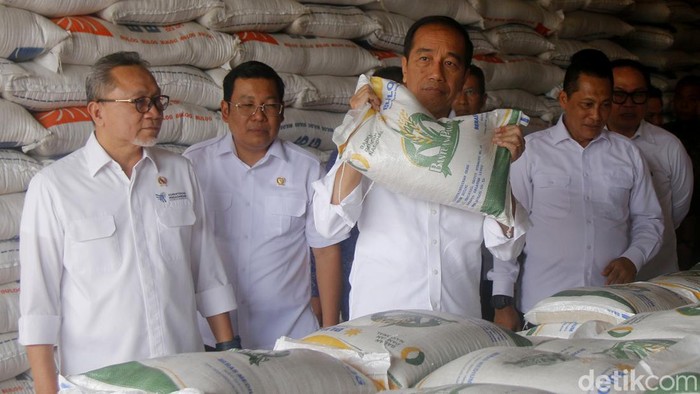 Presiden Jokowi meluncurkan bansos beras hari ini untuk 21,3 juta keluarga penerima manfaat (KPM) dan berlangsung selama, September, Oktober dan November.