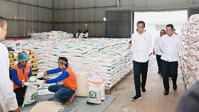 Momen Jokowi Berlutut Cek Kondisi Beras di Gudang Bulog Bogor Presiden Joko Widodo (Jokowi) meninjau Gudang Bulog Dramaga di Bogor. Jokowi memastikan stok beras melimpah dan meminta masyarakat tak usah khawatir, Senin (11/9/2023).