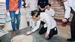Momen Jokowi Berlutut Cek Beras di Gudang Bulog Bogor