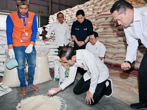 Cek Harga Pangan di Banten, Jokowi Minta Bulog Guyur Beras ke Pasar