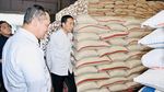 Momen Jokowi Berlutut Cek Beras di Gudang Bulog Bogor
