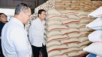 Jokowi didampingi Menteri BUMN Erick Thohir, Kepala Bulog Budi Waseso, Kepala Bapanas Arief Prasetyo Adi, hingga Kapolda Jawa Barat Irjen Akhmad Wiyagus.  