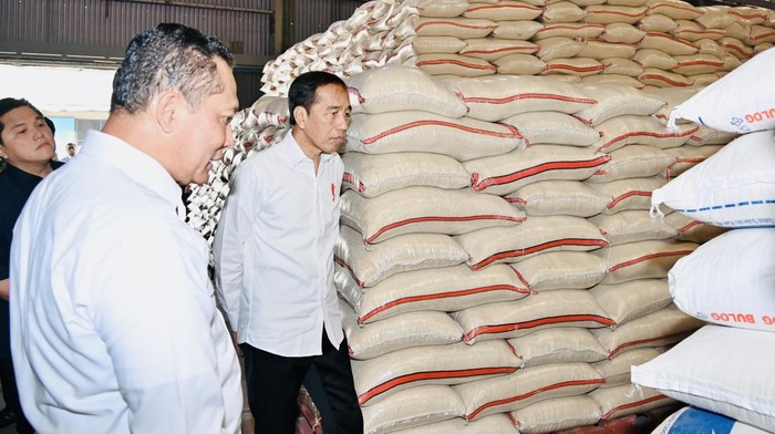 Momen Jokowi Berlutut Cek Kondisi Beras di Gudang Bulog Bogor Presiden Joko Widodo (Jokowi) meninjau Gudang Bulog Dramaga di Bogor. Jokowi memastikan stok beras melimpah dan meminta masyarakat tak usah khawatir, Senin (11/9/2023).