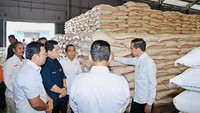Jokowi mengatakan warga tidak perlu khawatir akan ketersediaan beras dalam negeri. Meski stok beras di gudang Bulog cukup pun, pemerintah tetap perlu meminimalisir terjadinya kenaikan harga beras di pasar akibat fenomena El Nino. Jokowi telah berbicara dengan sejumlah pemimpin negara terkait penjajakan impor beras ke Indonesia apabila diperlukan.  