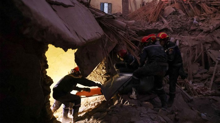 Potret Tim SAR Berpacu dengan Waktu Cari Korban Gempa Maroko Banyak warga yang masih terjebak di reruntuhan bangunan akibat gempa bumi di Maroko, Minggu (10/9). Tim SAR pun berpacu dengan waktu untuk mengevakuasi korban yang terperangkap.
