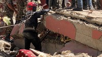 Hingga kini tim penyelamat terus mencari korban gempa di reruntuhan bangunan. Reuters/Abdelhak Balhaki.