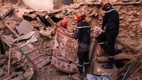 Hingga kini korban tewas akibat gempa bumi berkekuatan Magnitudo 6,8 yang mengguncang Maroko bertambah menjadi 2.122 orang dengan ribuan orang lainnya luka-luka. Reuters/Nacho Doce.