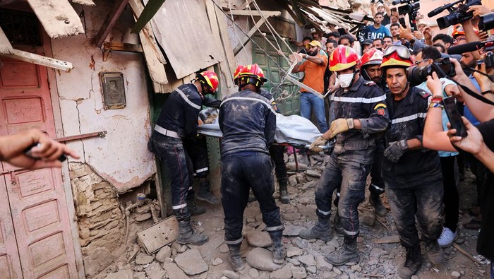 Banyak warga yang masih terjebak di reruntuhan bangunan akibat gempa bumi di Maroko, Minggu (10/9). Tim SAR pun berpacu dengan waktu untuk mengevakuasi korban yang terperangkap.