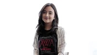 Gadis berusia 16 tahun itu tampil kasual dengan sneakers, celana pendek dan cardigan.