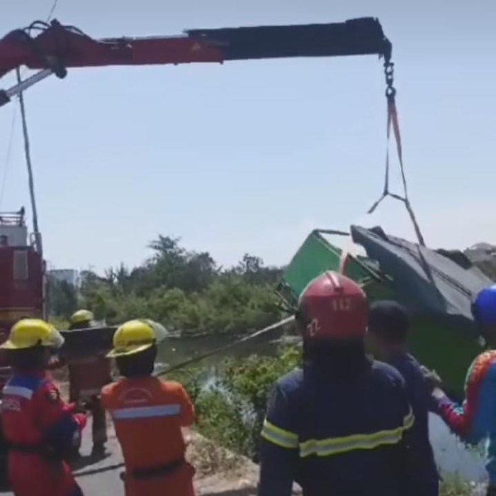 Odong-odong tercebur di Sidoarjo