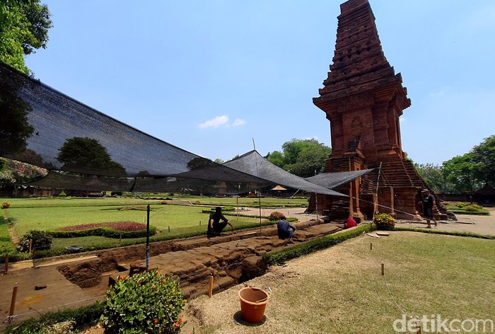Pagar Gapura Bajangratu peninggalan majapahit di Mojokerto Diekskavasi